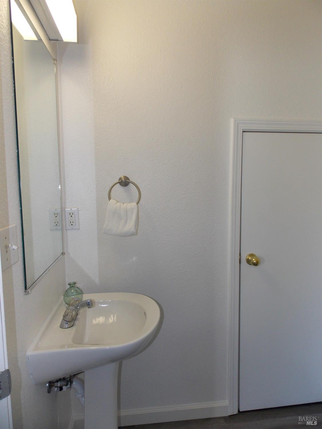 Detail Gallery Image 10 of 33 For 1511 Pinebrook Pl, Santa Rosa,  CA 95403 - 1 Beds | 1/1 Baths