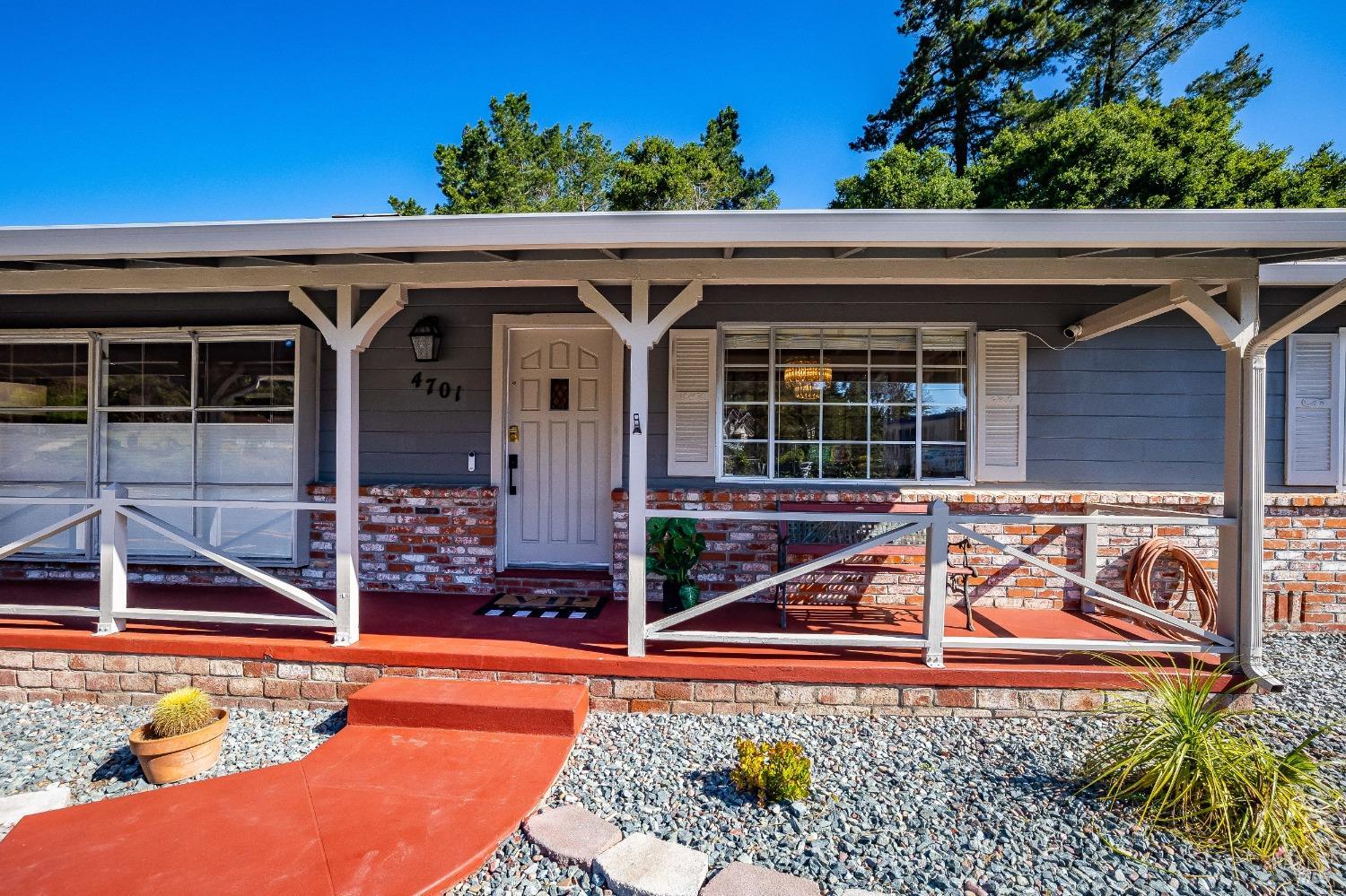 Detail Gallery Image 2 of 31 For 4701 Dunkirk Ave, Oakland,  CA 94605 - 3 Beds | 2 Baths