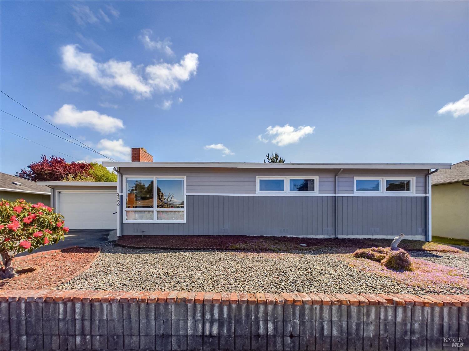 Detail Gallery Image 2 of 47 For 2430 15th St, Eureka,  CA 95501 - 3 Beds | 2 Baths