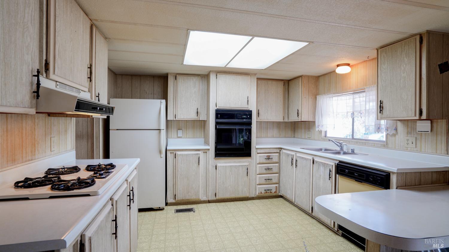 Detail Gallery Image 18 of 42 For 300 E H St 11, Benicia,  CA 95687 - 2 Beds | 2 Baths