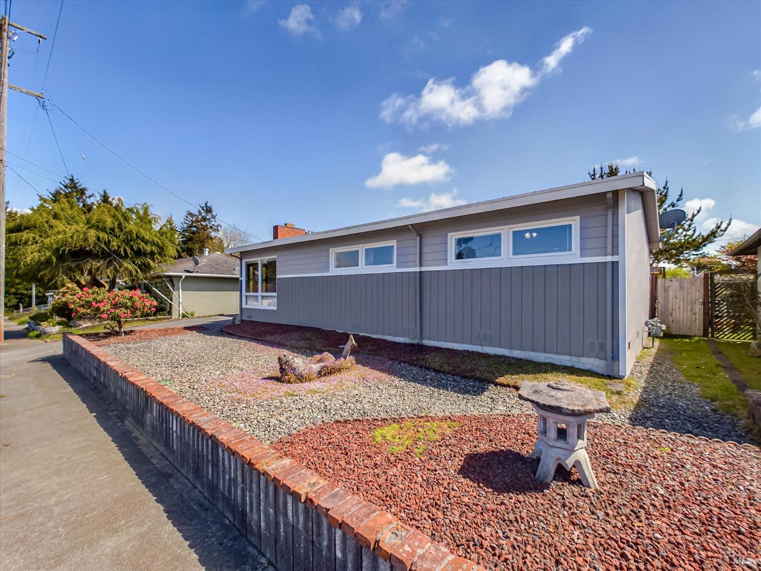 Detail Gallery Image 3 of 47 For 2430 15th St, Eureka,  CA 95501 - 3 Beds | 2 Baths