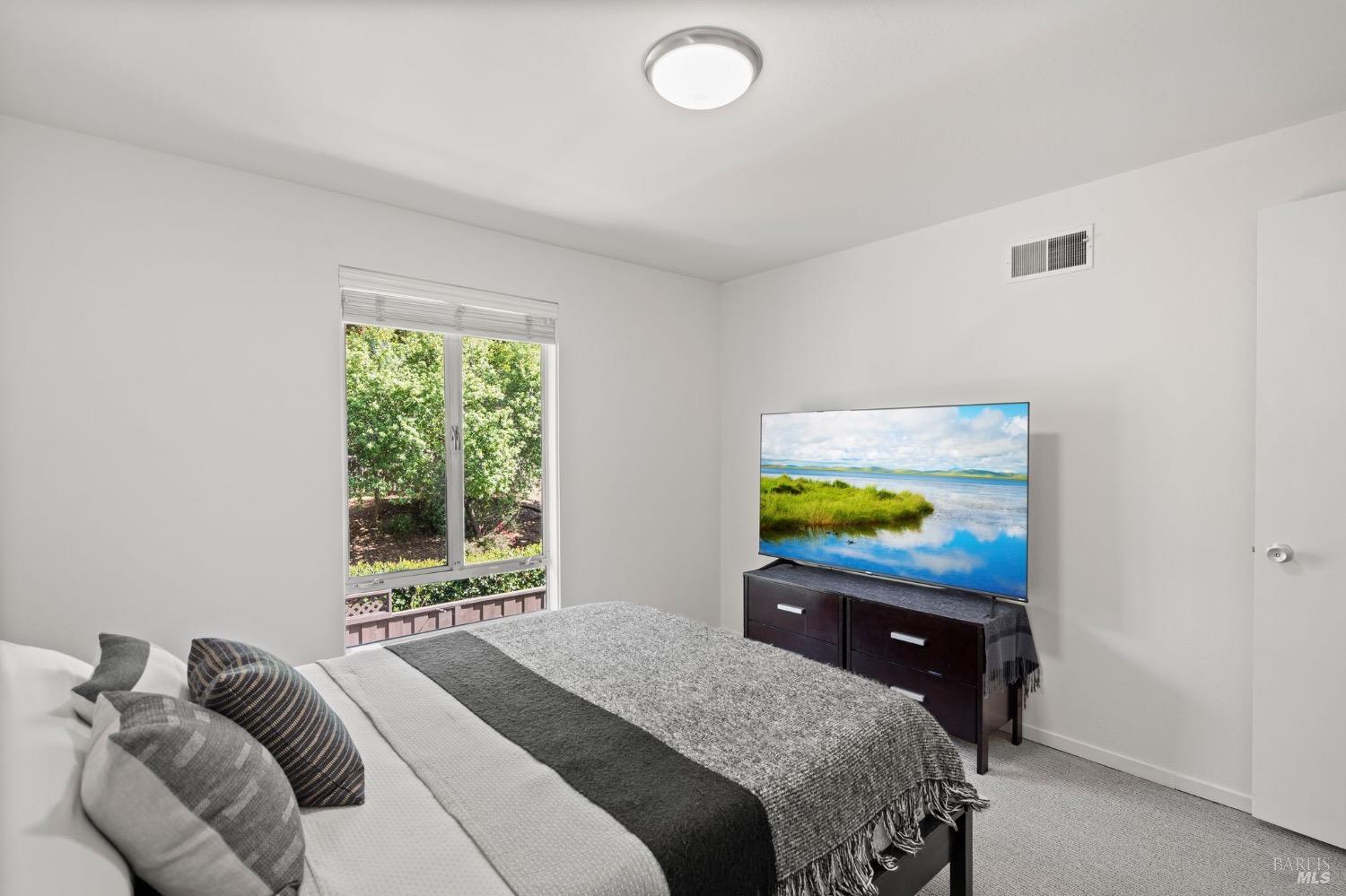 Detail Gallery Image 17 of 30 For 112 Forest Ln, San Rafael,  CA 94903 - 3 Beds | 2/1 Baths