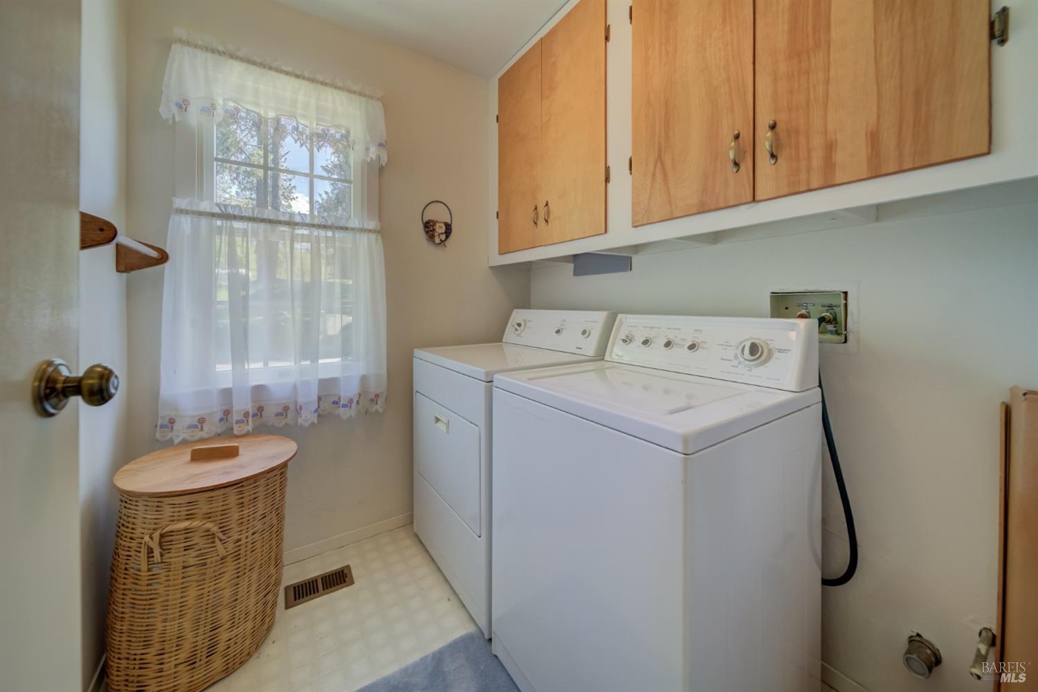 Detail Gallery Image 21 of 49 For 48600 Highway 101 Hwy, Laytonville,  CA 95454 - 3 Beds | 2 Baths