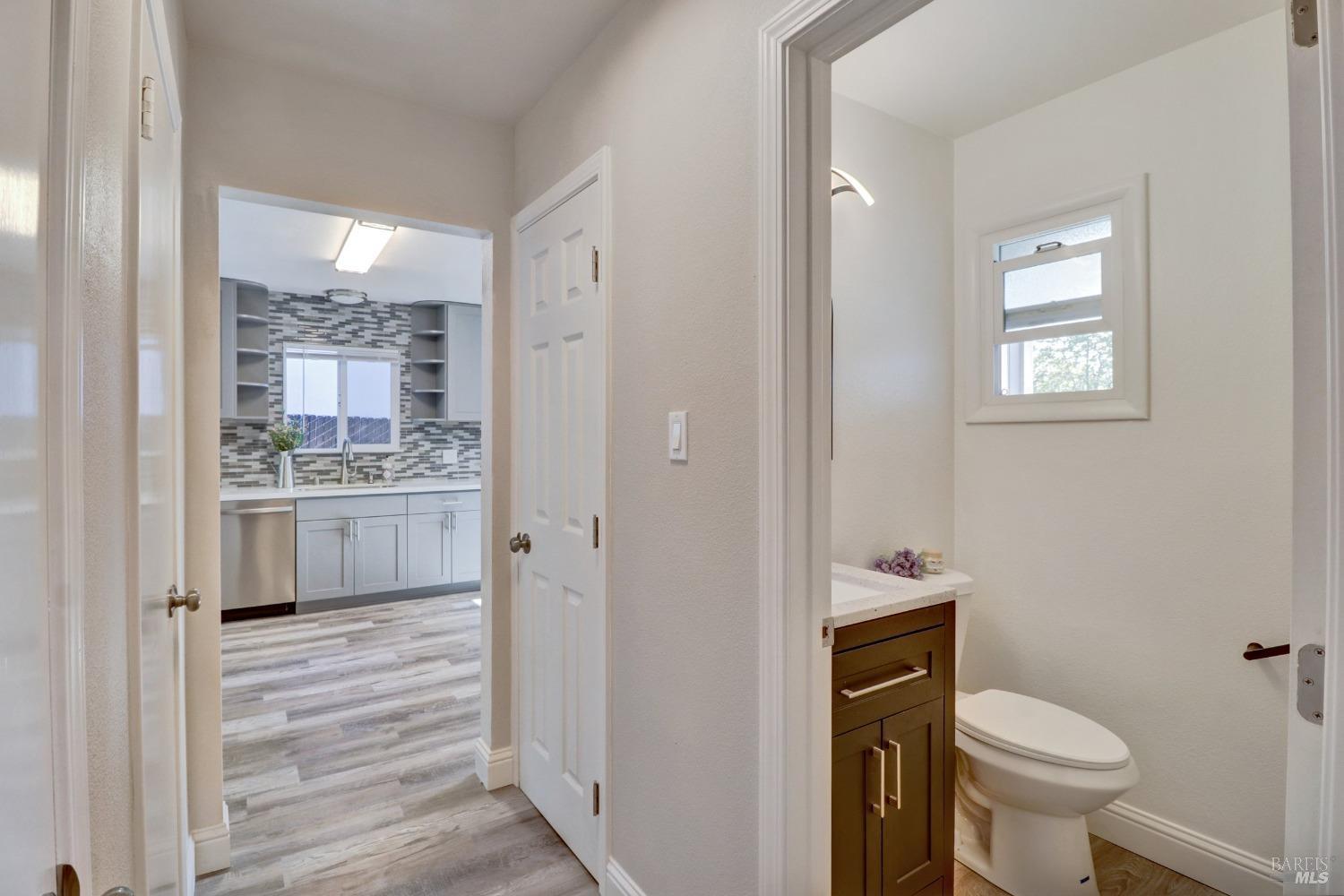 Detail Gallery Image 10 of 31 For 127 Lois Ln, Vallejo,  CA 94590 - 3 Beds | 1/1 Baths