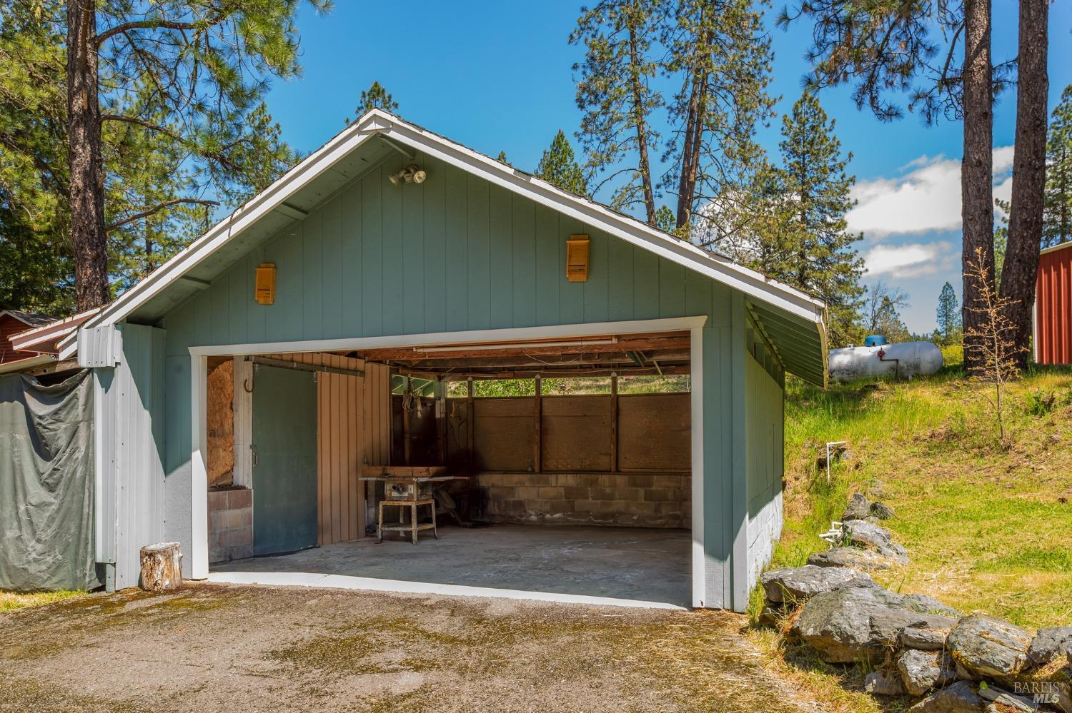 Detail Gallery Image 7 of 49 For 48600 Highway 101 Hwy, Laytonville,  CA 95454 - 3 Beds | 2 Baths