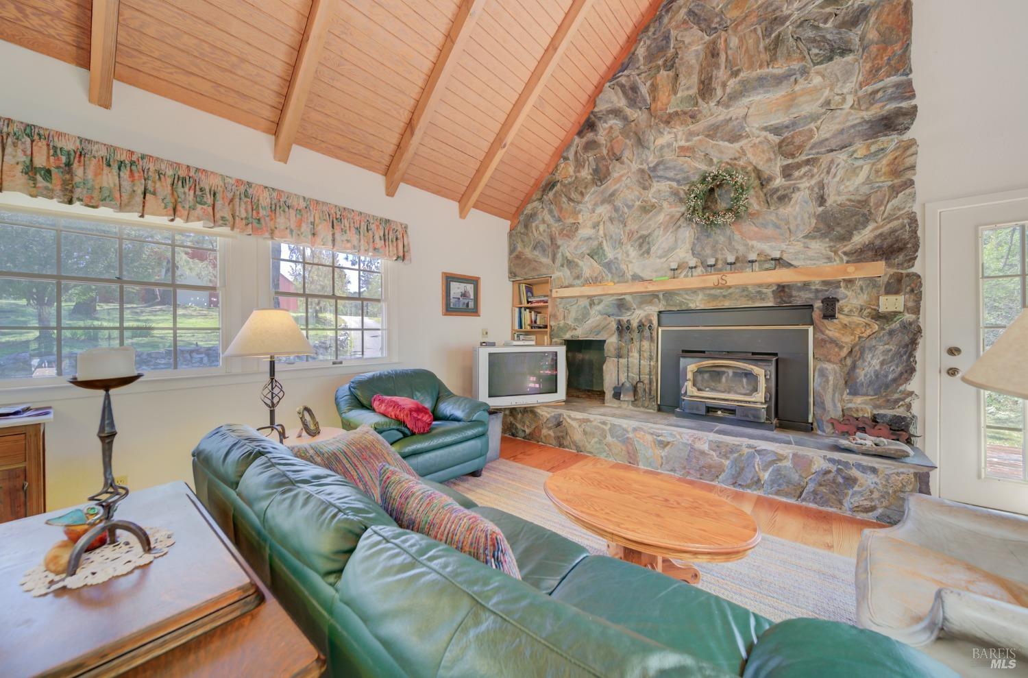 Detail Gallery Image 12 of 49 For 48600 Highway 101 Hwy, Laytonville,  CA 95454 - 3 Beds | 2 Baths