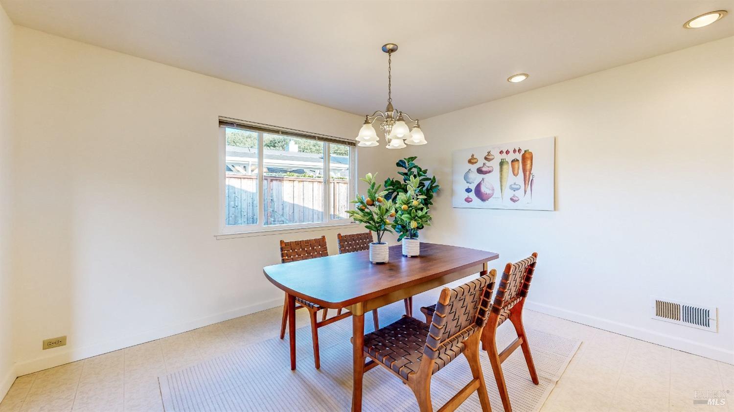 Detail Gallery Image 11 of 37 For 35 Lawrence Dr, Novato,  CA 94945 - 3 Beds | 2 Baths