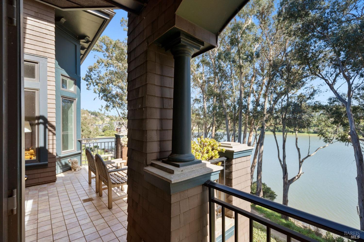 Detail Gallery Image 25 of 28 For 74 De Silva Island Dr, Mill Valley,  CA 94941 - 3 Beds | 2/1 Baths