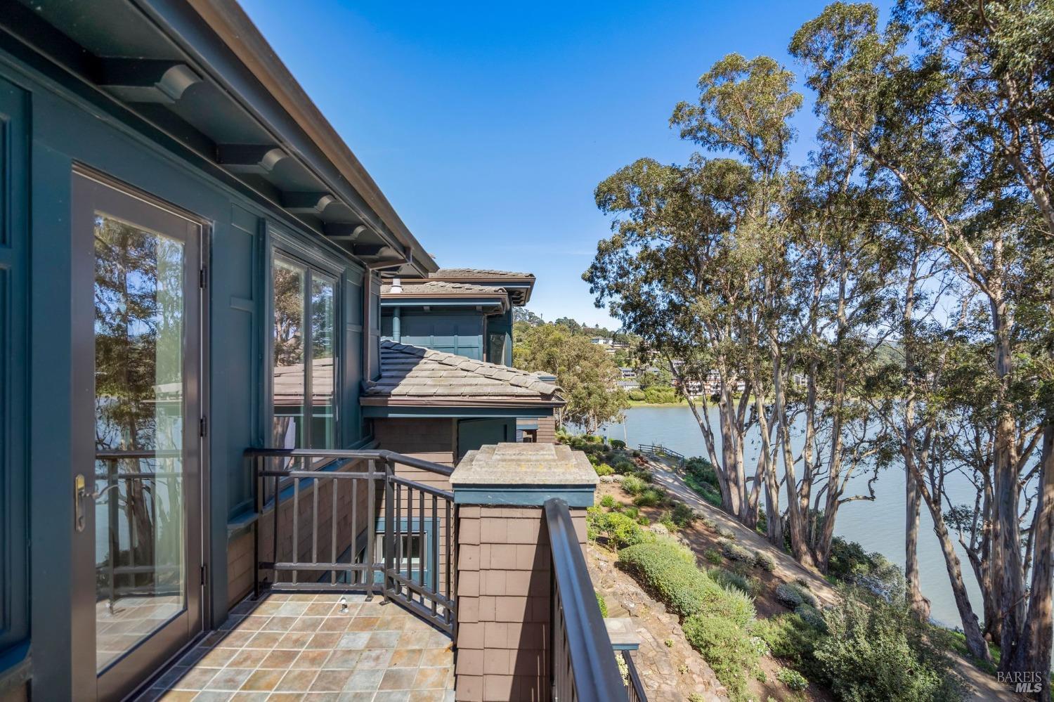 Detail Gallery Image 26 of 28 For 74 De Silva Island Dr, Mill Valley,  CA 94941 - 3 Beds | 2/1 Baths