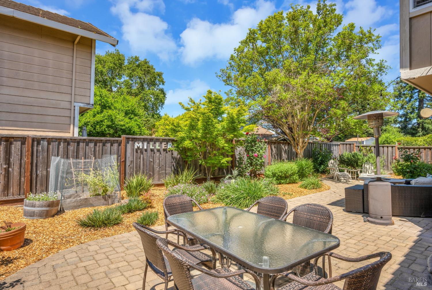 Detail Gallery Image 6 of 33 For 2103 Rosemary Ct, Petaluma,  CA 94954 - 3 Beds | 2/1 Baths