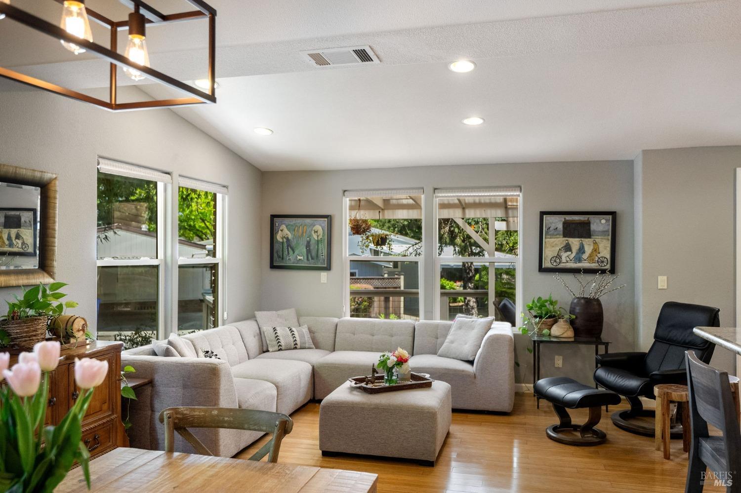 Detail Gallery Image 9 of 37 For 21 Los Robles Ct, Saint Helena,  CA 94574 - 2 Beds | 2 Baths