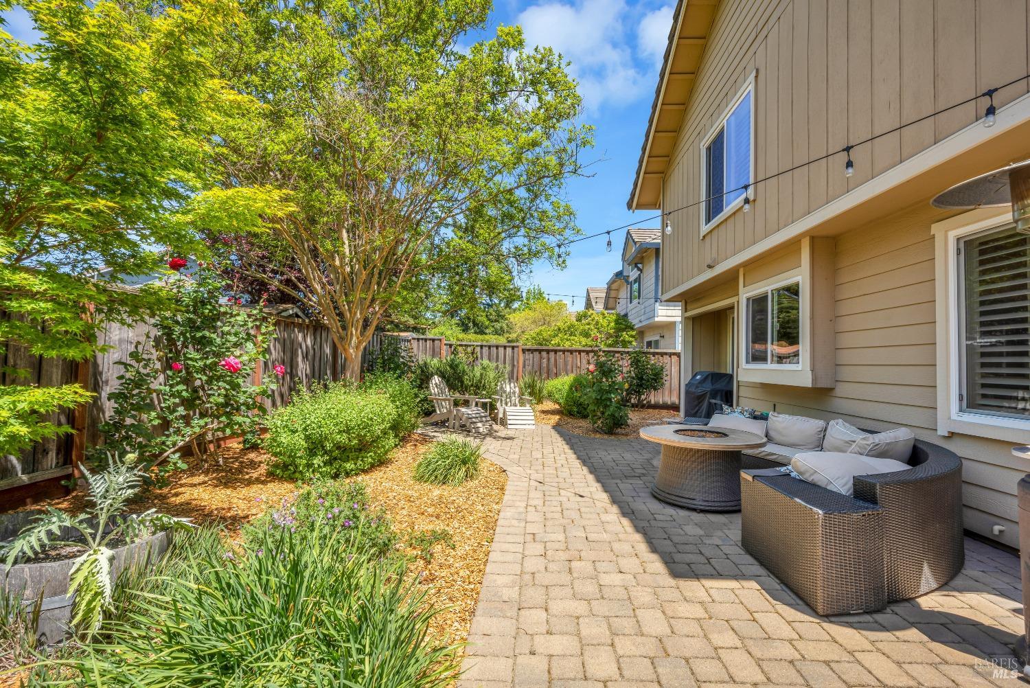 Detail Gallery Image 9 of 33 For 2103 Rosemary Ct, Petaluma,  CA 94954 - 3 Beds | 2/1 Baths