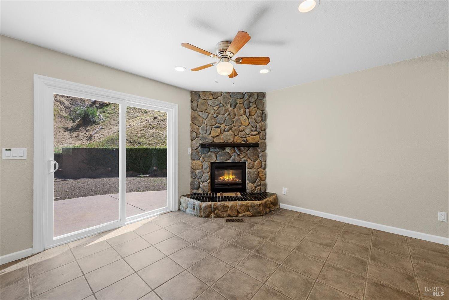 Detail Gallery Image 11 of 56 For 1030 Arroyo Linda Ct, Napa,  CA 94558 - 3 Beds | 2/1 Baths