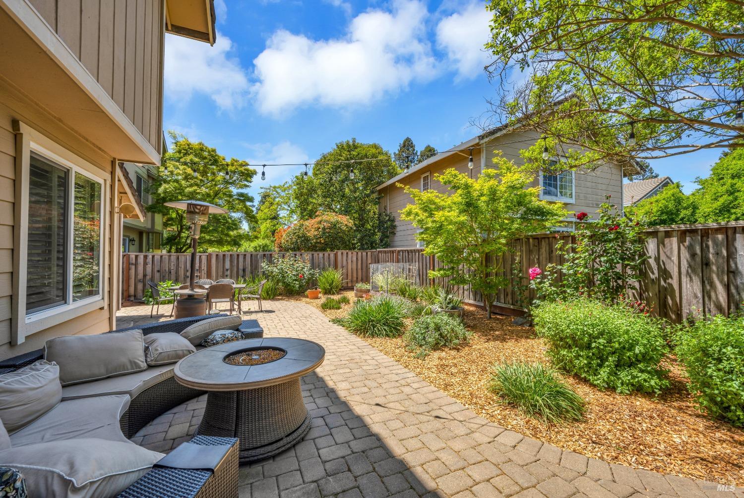 Detail Gallery Image 11 of 33 For 2103 Rosemary Ct, Petaluma,  CA 94954 - 3 Beds | 2/1 Baths