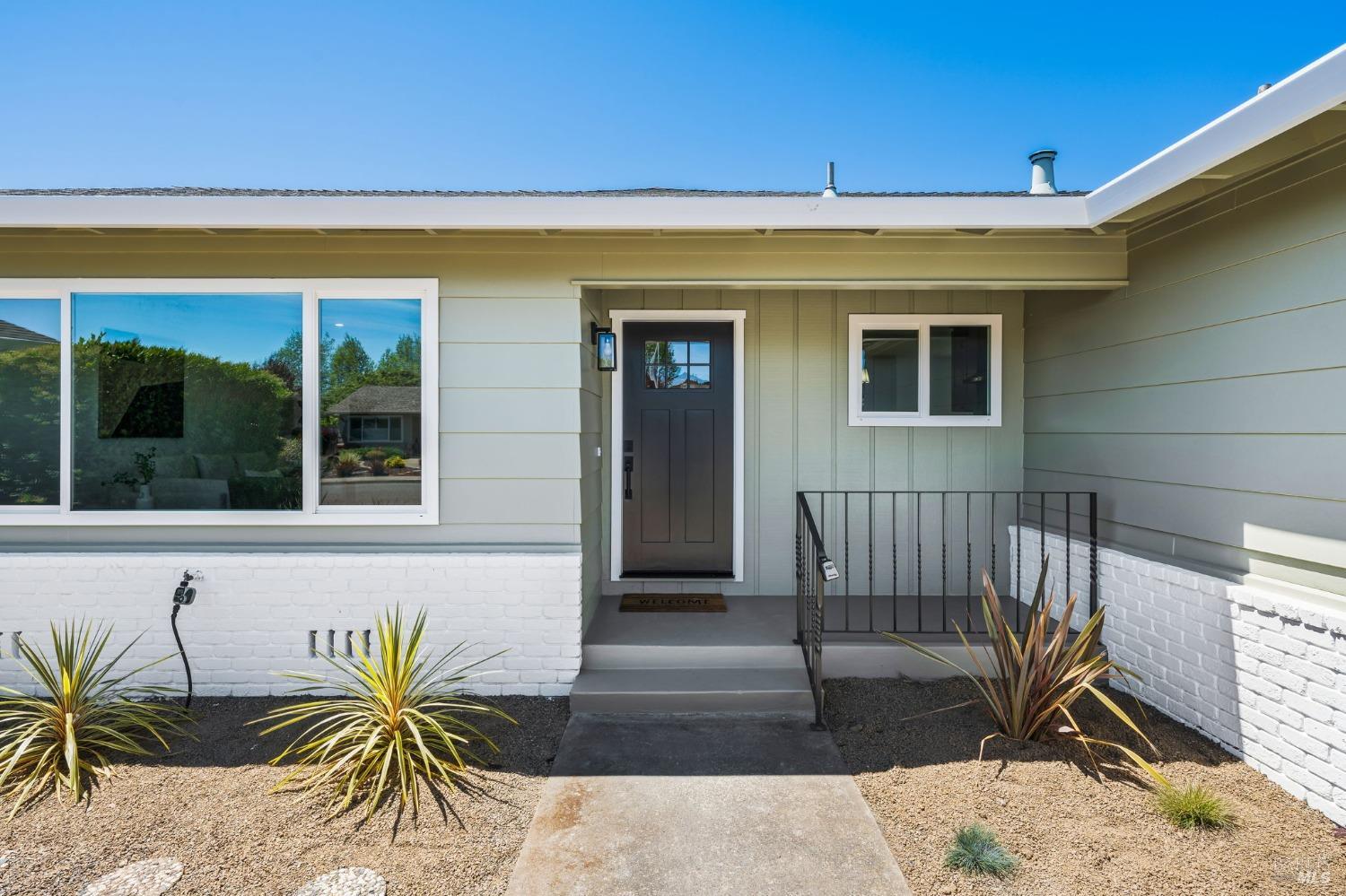 Detail Gallery Image 2 of 28 For 444 Pleasant Hill Ave, Sebastopol,  CA 95472 - 3 Beds | 2 Baths