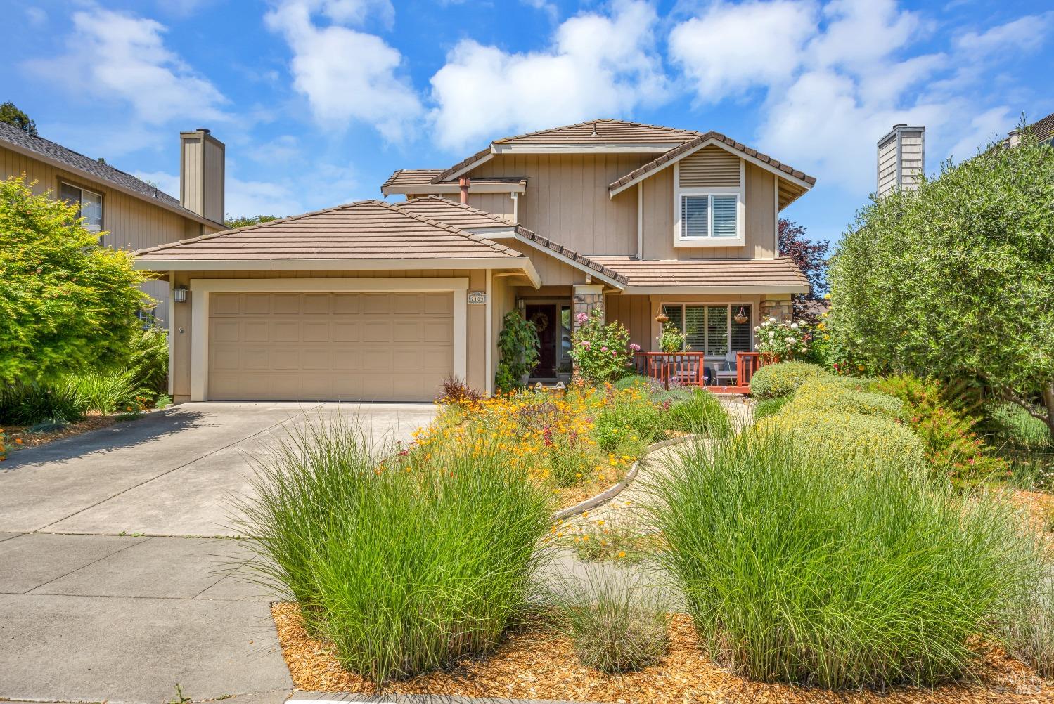 Detail Gallery Image 1 of 33 For 2103 Rosemary Ct, Petaluma,  CA 94954 - 3 Beds | 2/1 Baths
