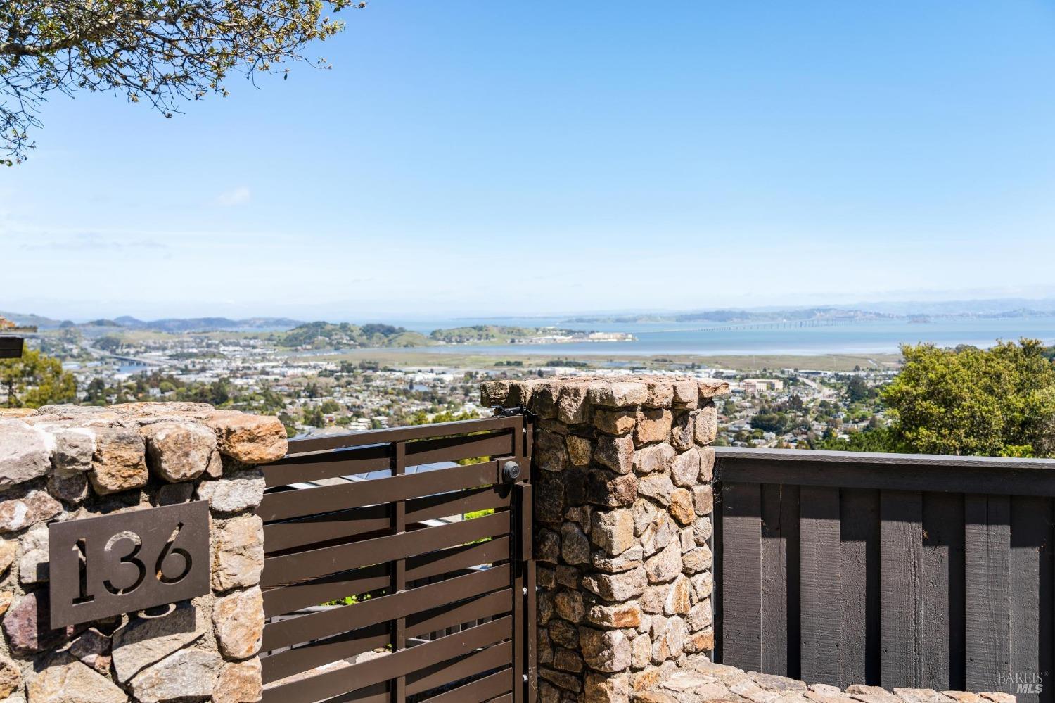 Detail Gallery Image 2 of 41 For 136 Summit Dr, Corte Madera,  CA 94925 - 4 Beds | 3/1 Baths
