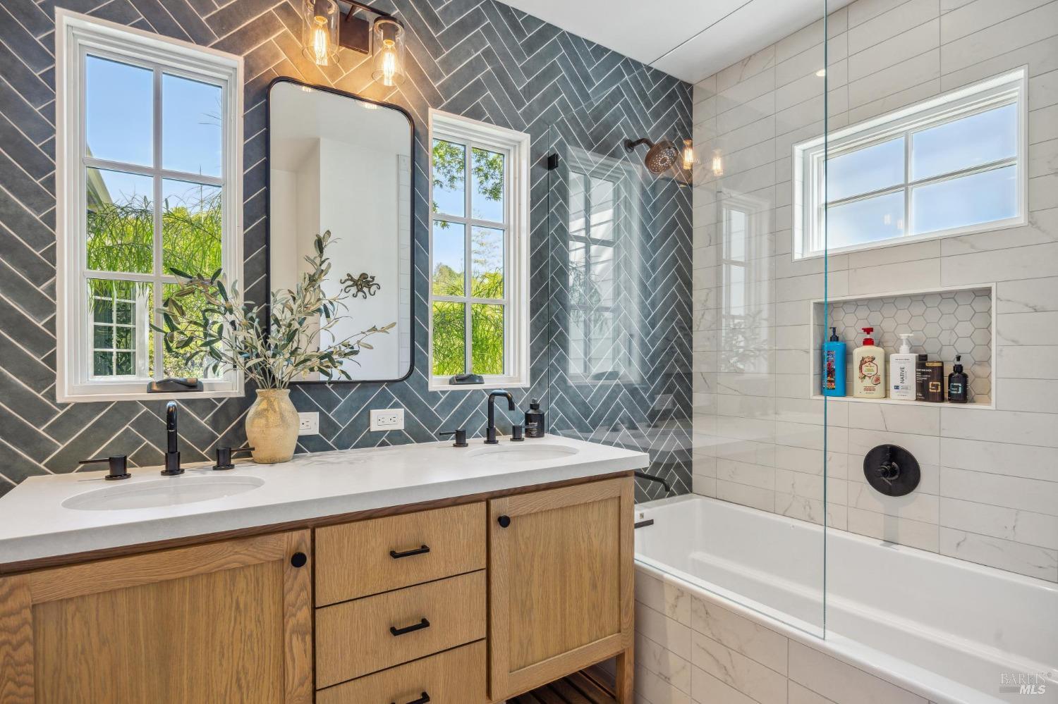 Detail Gallery Image 22 of 57 For 46 Marine Dr, San Rafael,  CA 94901 - 4 Beds | 3 Baths