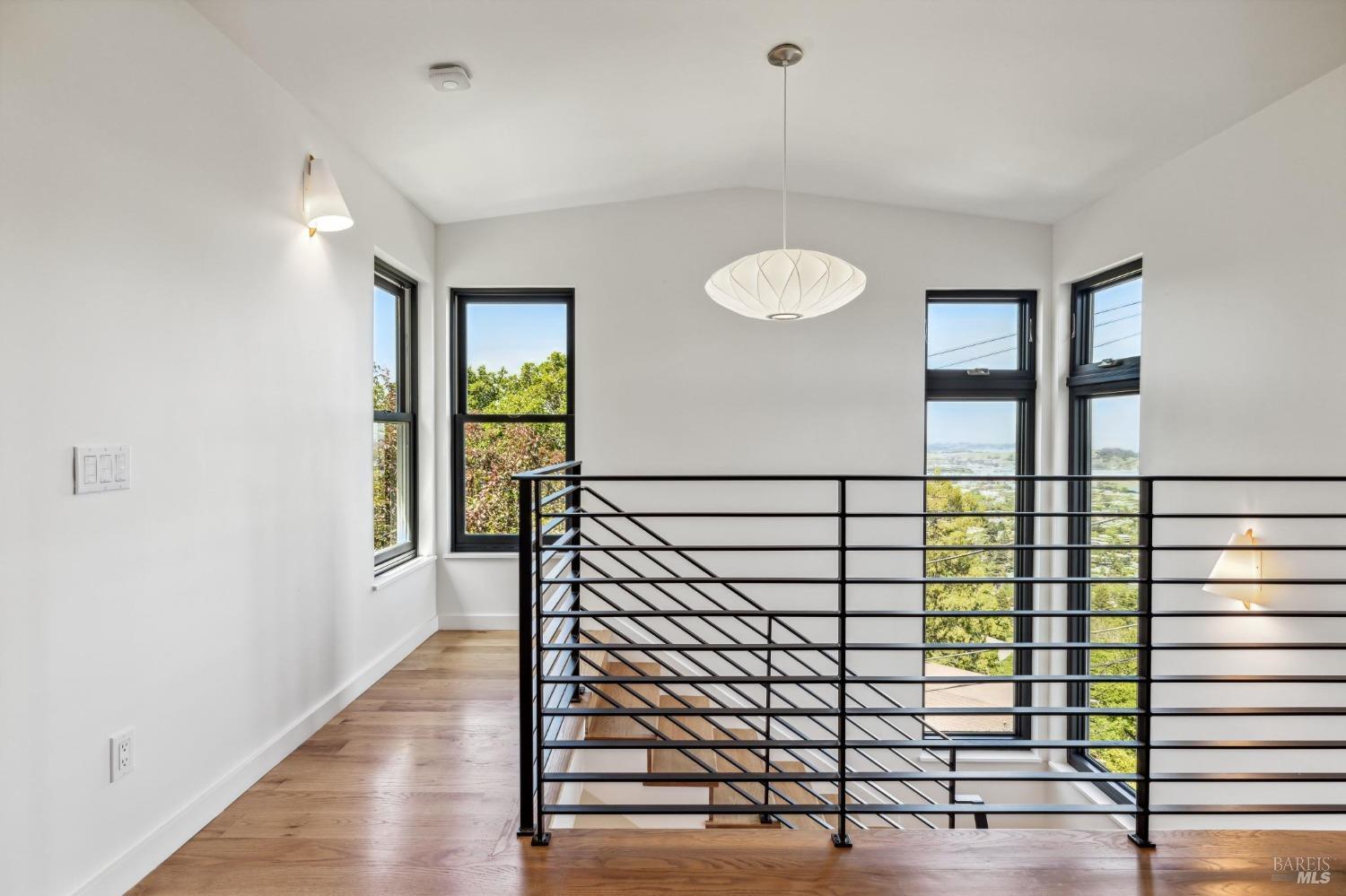 Detail Gallery Image 26 of 41 For 136 Summit Dr, Corte Madera,  CA 94925 - 4 Beds | 3/1 Baths