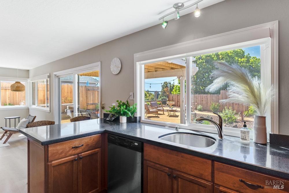Detail Gallery Image 16 of 64 For 223 Martin Ct, Benicia,  CA 94510 - 4 Beds | 2/1 Baths
