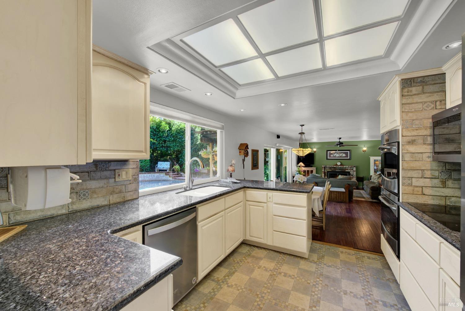 Detail Gallery Image 15 of 51 For 102 Hawthorn Ct, Vacaville,  CA 95688 - 4 Beds | 2/1 Baths