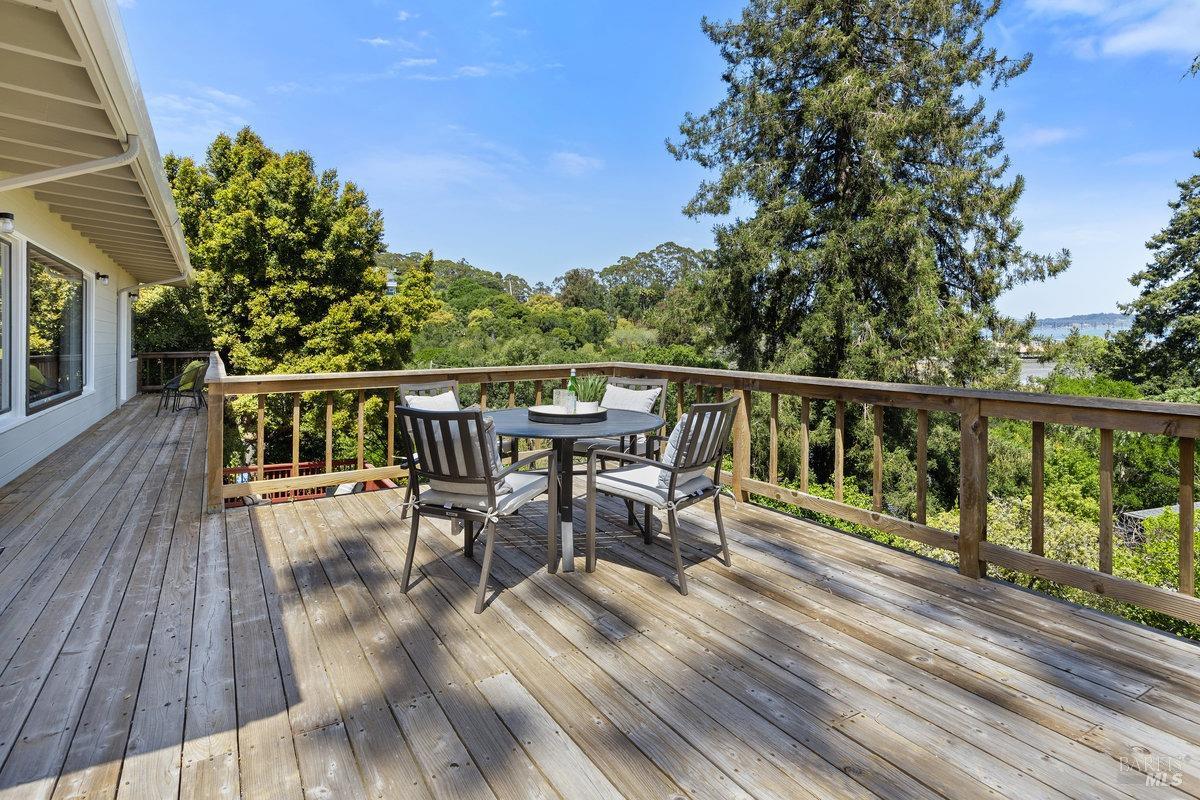 Detail Gallery Image 19 of 53 For 4376 Paradise Dr, Tiburon,  CA 94920 - 4 Beds | 2 Baths