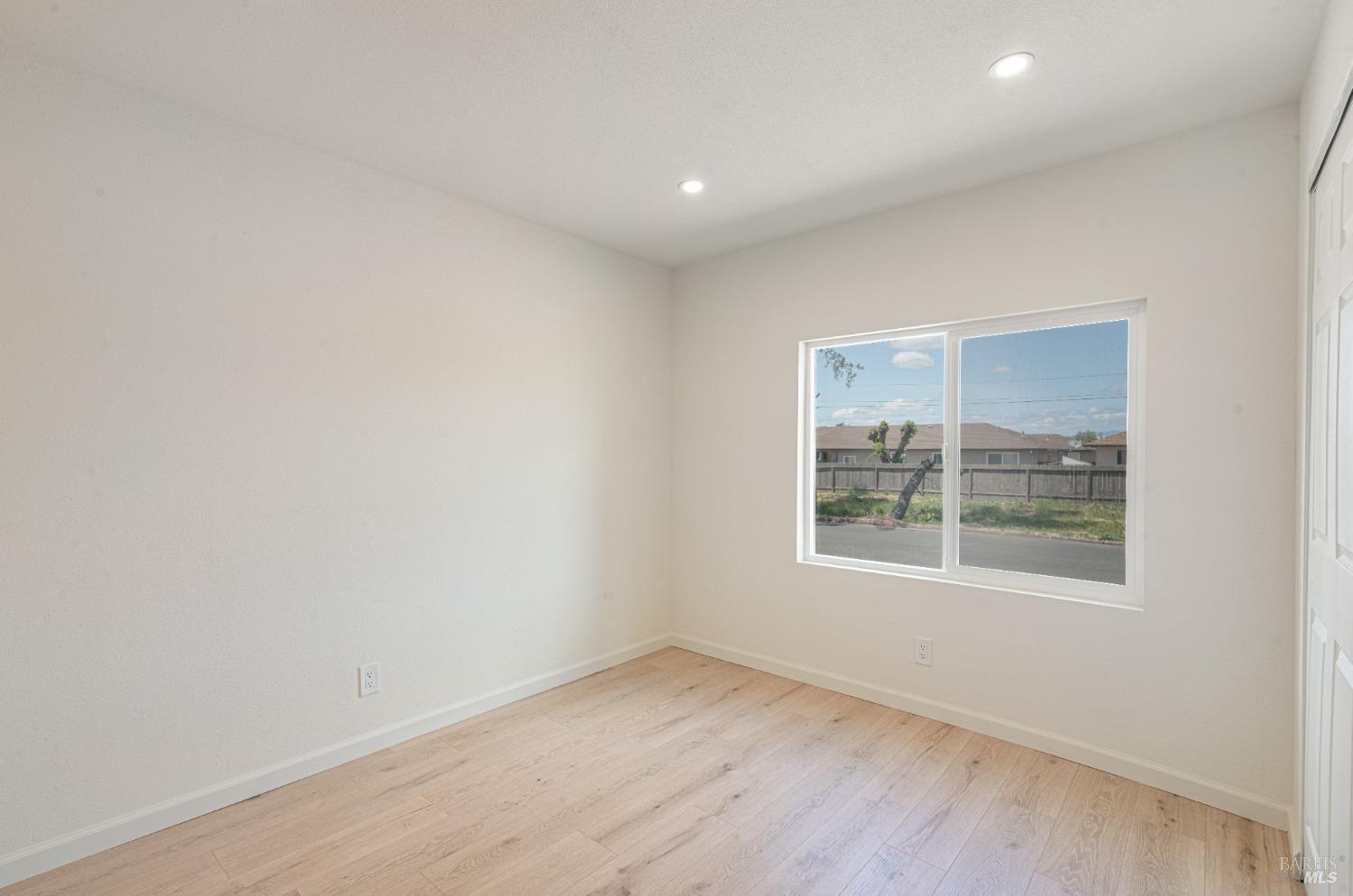 Detail Gallery Image 11 of 26 For 207 Magnolia Ave, Santa Rosa,  CA 95407 - 4 Beds | 2 Baths