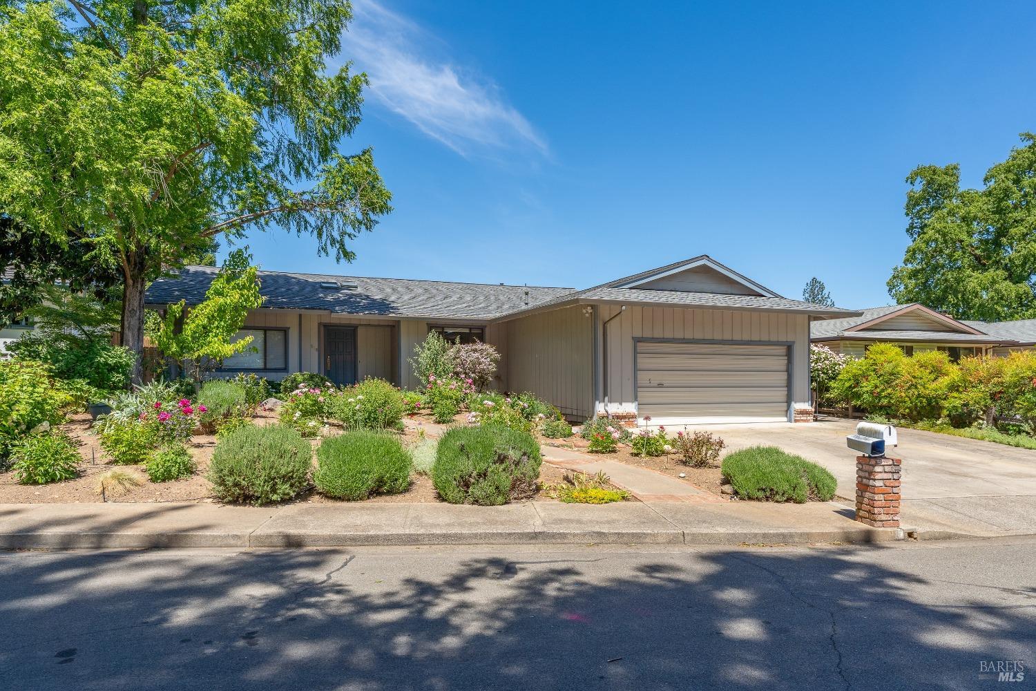 Detail Gallery Image 1 of 18 For 518 Baywood Ct, Ukiah,  CA 95482 - 3 Beds | 2 Baths