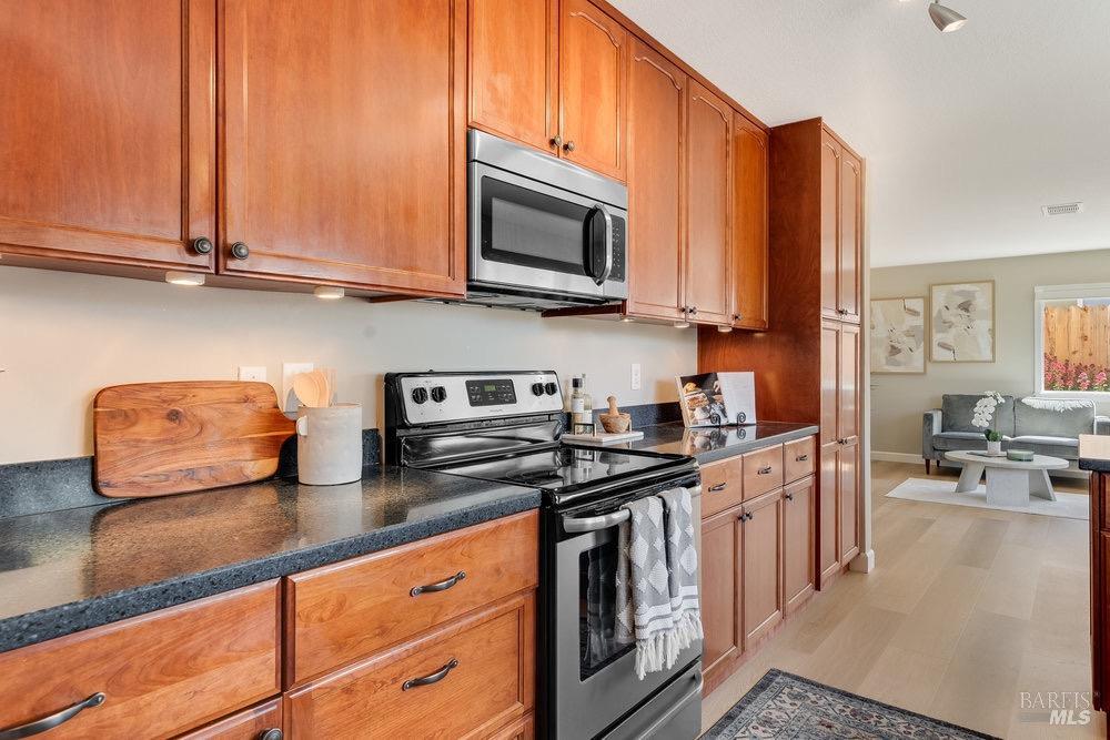 Detail Gallery Image 14 of 64 For 223 Martin Ct, Benicia,  CA 94510 - 4 Beds | 2/1 Baths