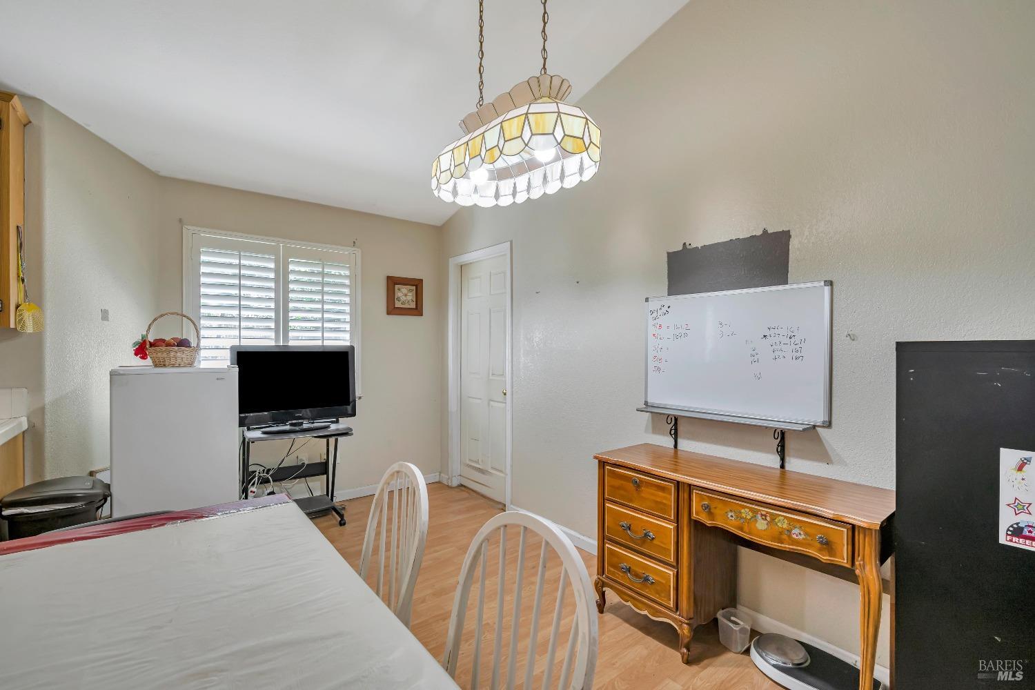 Detail Gallery Image 14 of 36 For 2812 Beth Ct, Santa Rosa,  CA 95403 - 4 Beds | 2/1 Baths