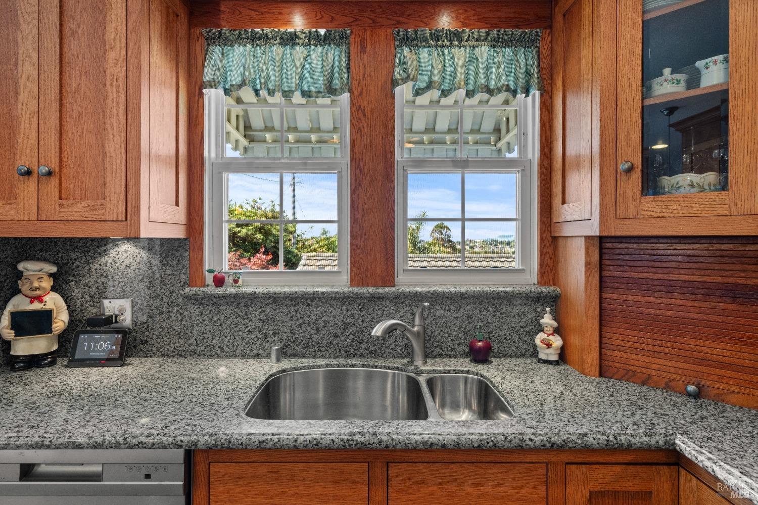 Detail Gallery Image 12 of 61 For 15 Loma Vista Dr, Vallejo,  CA 94590 - 3 Beds | 2/1 Baths