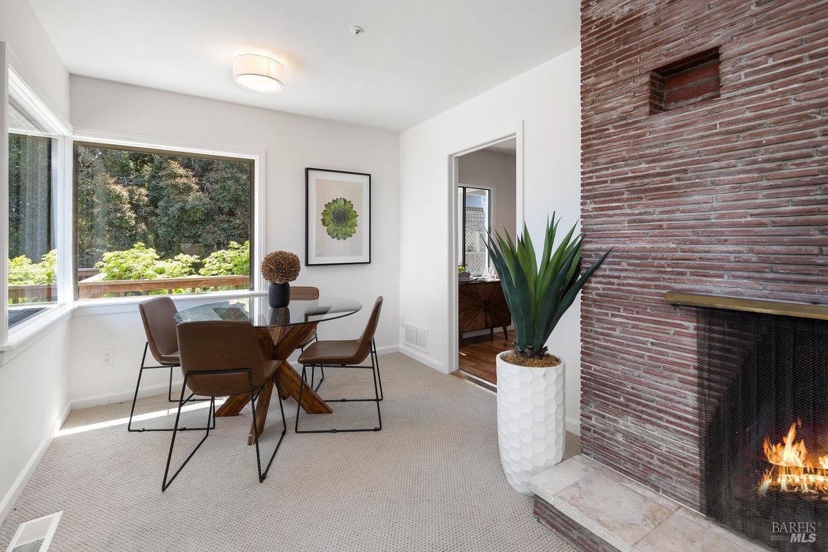 Detail Gallery Image 10 of 53 For 4376 Paradise Dr, Tiburon,  CA 94920 - 4 Beds | 2 Baths