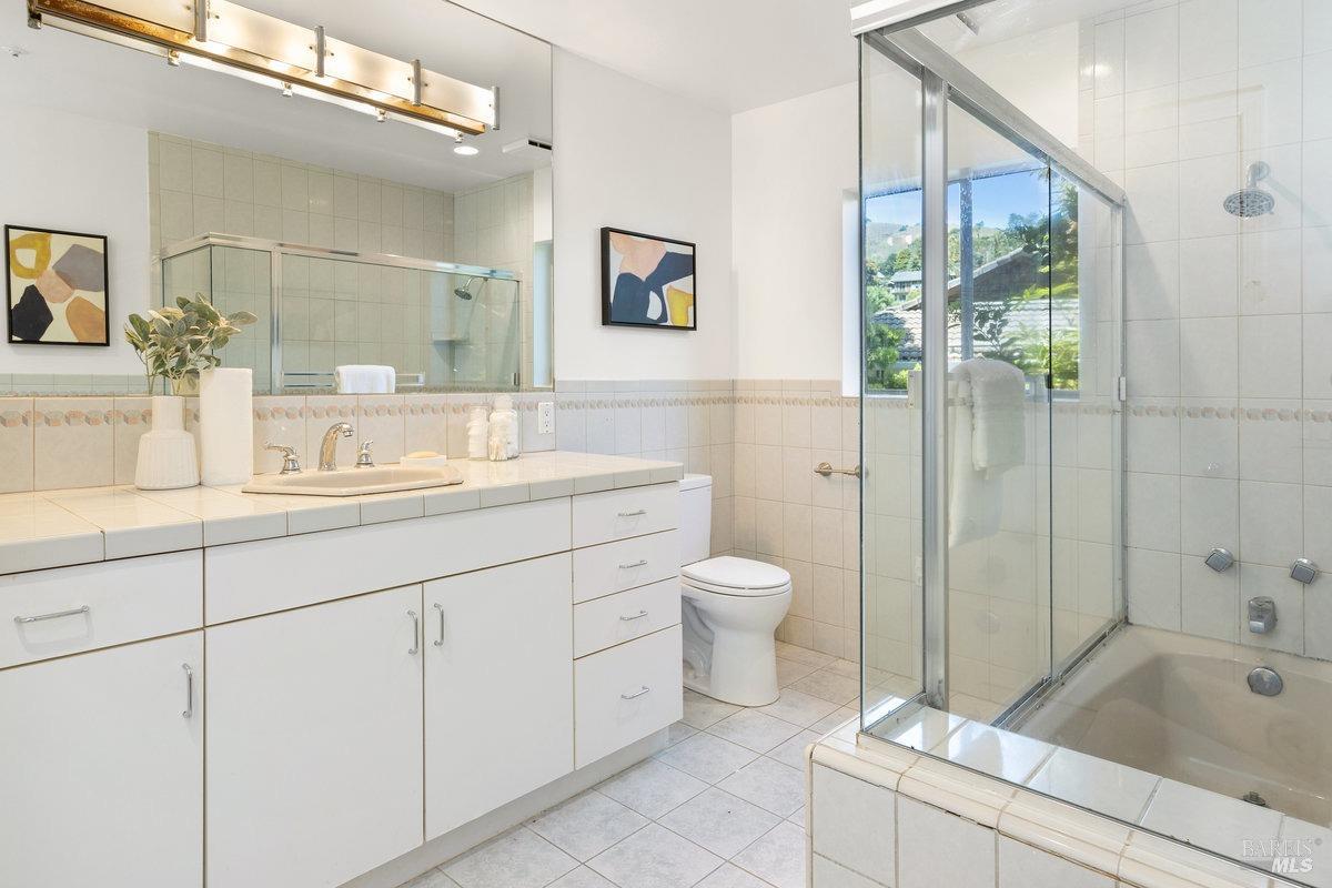 Detail Gallery Image 24 of 53 For 4376 Paradise Dr, Tiburon,  CA 94920 - 4 Beds | 2 Baths