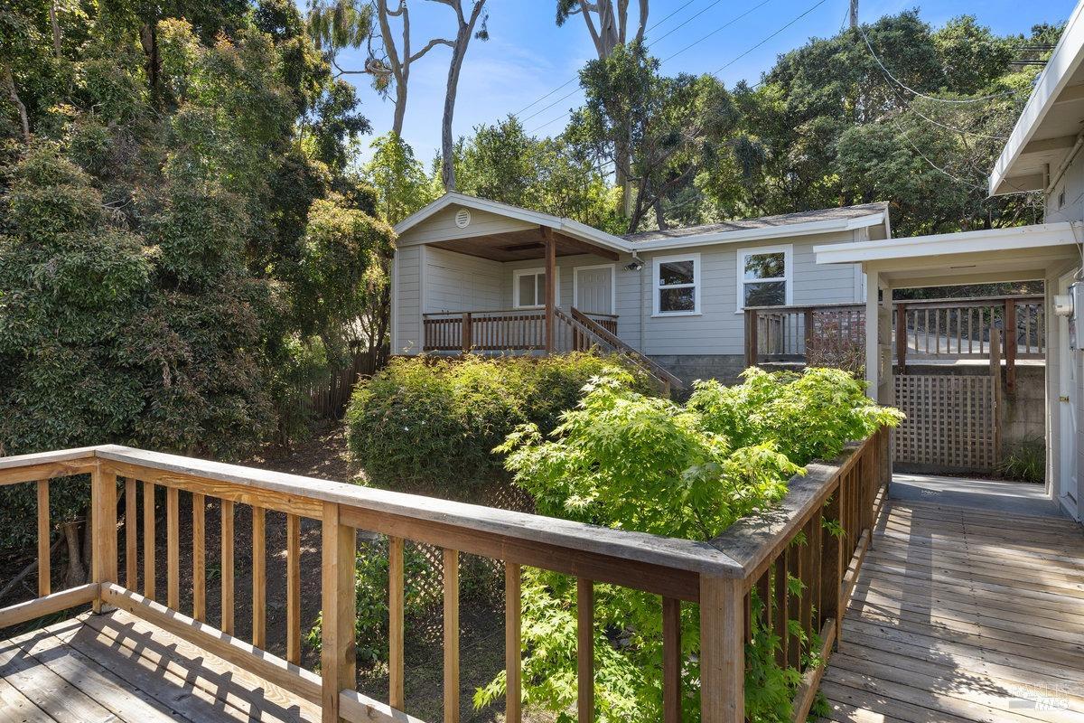 Detail Gallery Image 21 of 53 For 4376 Paradise Dr, Tiburon,  CA 94920 - 4 Beds | 2 Baths