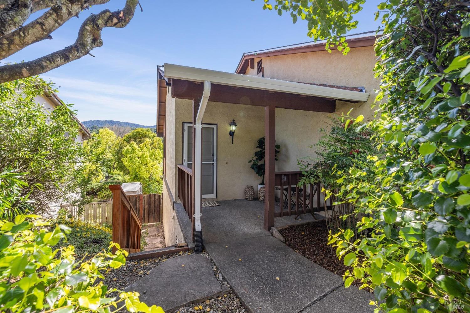 Detail Gallery Image 2 of 42 For 19 Shannon Ct, Novato,  CA 94949 - 4 Beds | 2/2 Baths