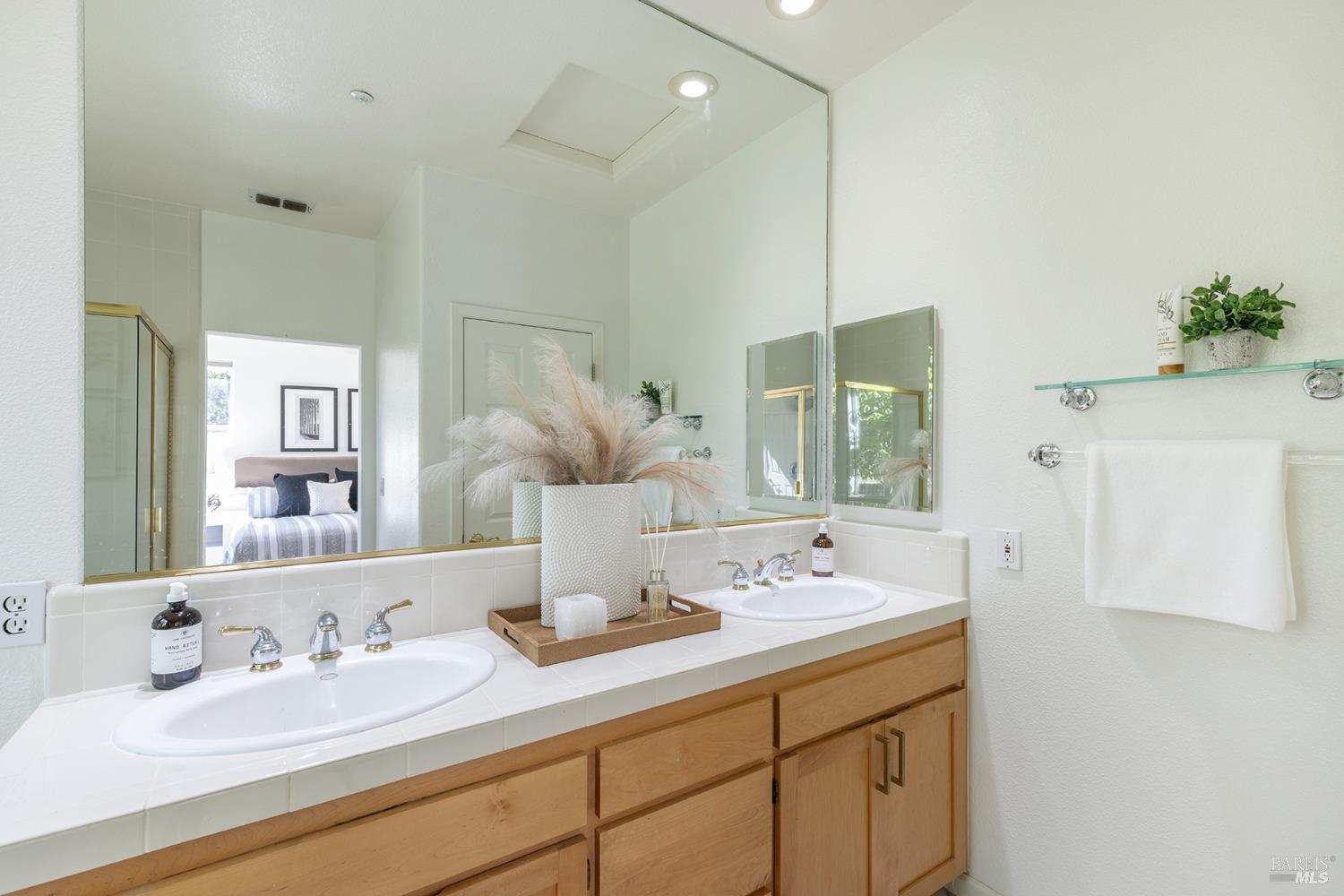 Detail Gallery Image 14 of 20 For 40 Blackberry Dr, Napa,  CA 94558 - 3 Beds | 2/1 Baths