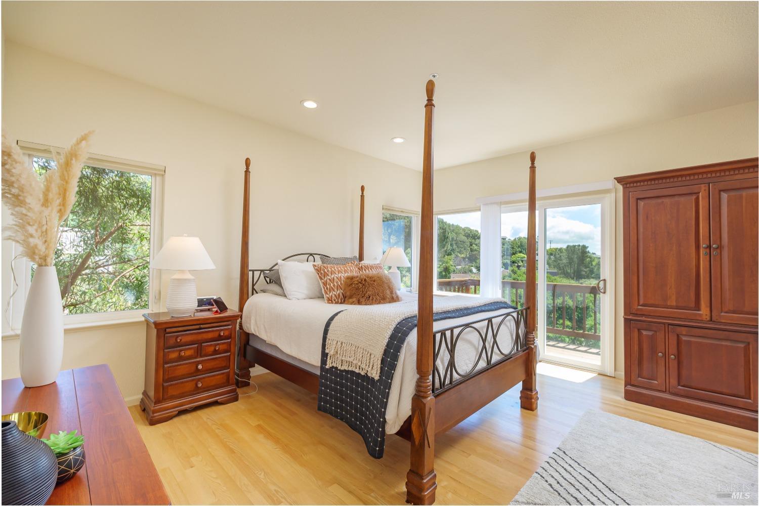 Detail Gallery Image 17 of 39 For 58 Inverness Dr, San Rafael,  CA 94901 - 4 Beds | 3/1 Baths