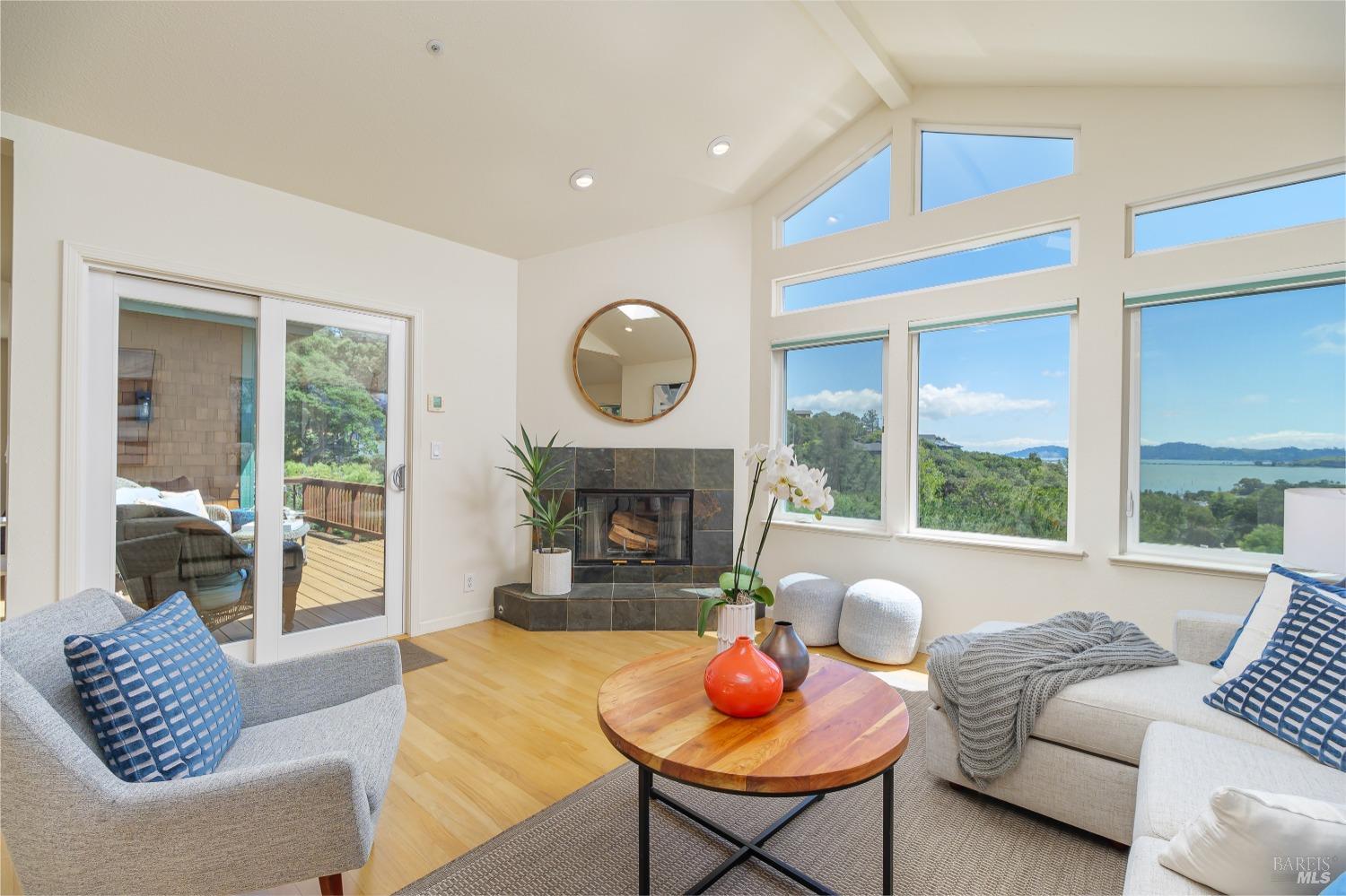 Detail Gallery Image 15 of 39 For 58 Inverness Dr, San Rafael,  CA 94901 - 4 Beds | 3/1 Baths