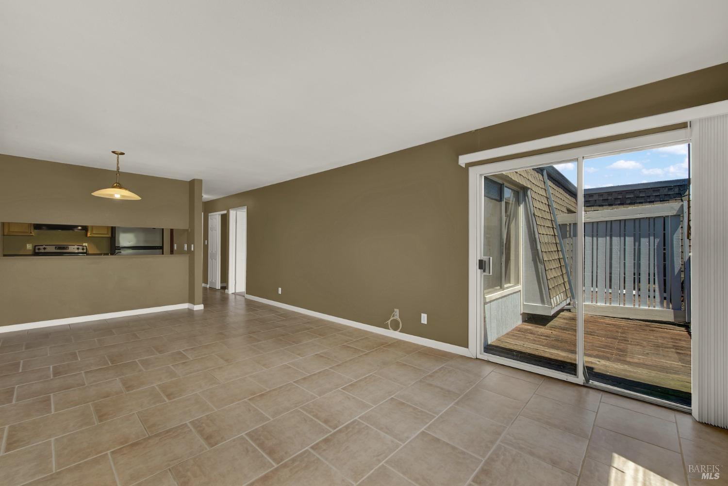 Detail Gallery Image 11 of 29 For 1457 N Camino Alto Unkn #318,  Vallejo,  CA 94589 - 1 Beds | 1 Baths