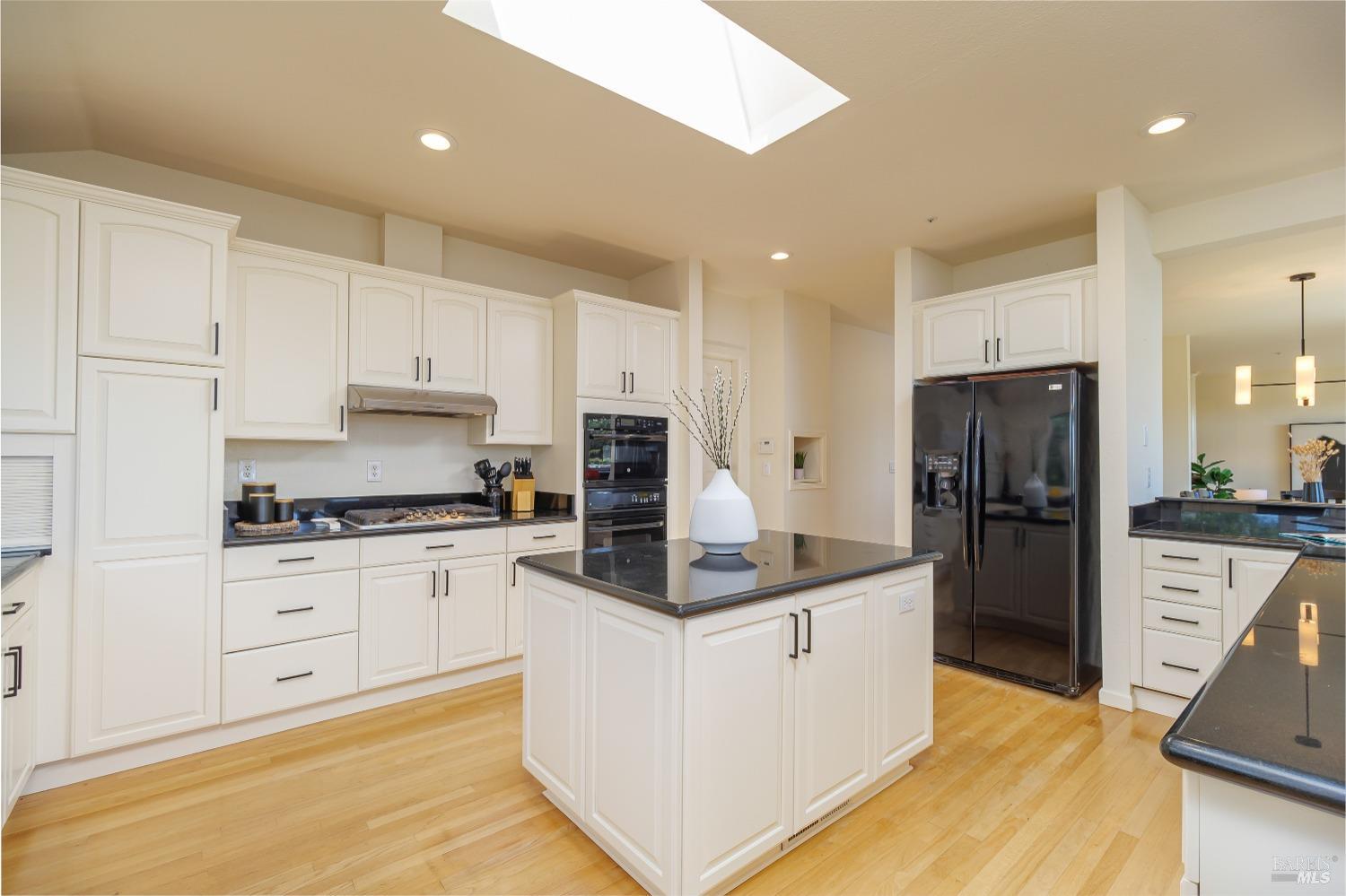 Detail Gallery Image 13 of 39 For 58 Inverness Dr, San Rafael,  CA 94901 - 4 Beds | 3/1 Baths