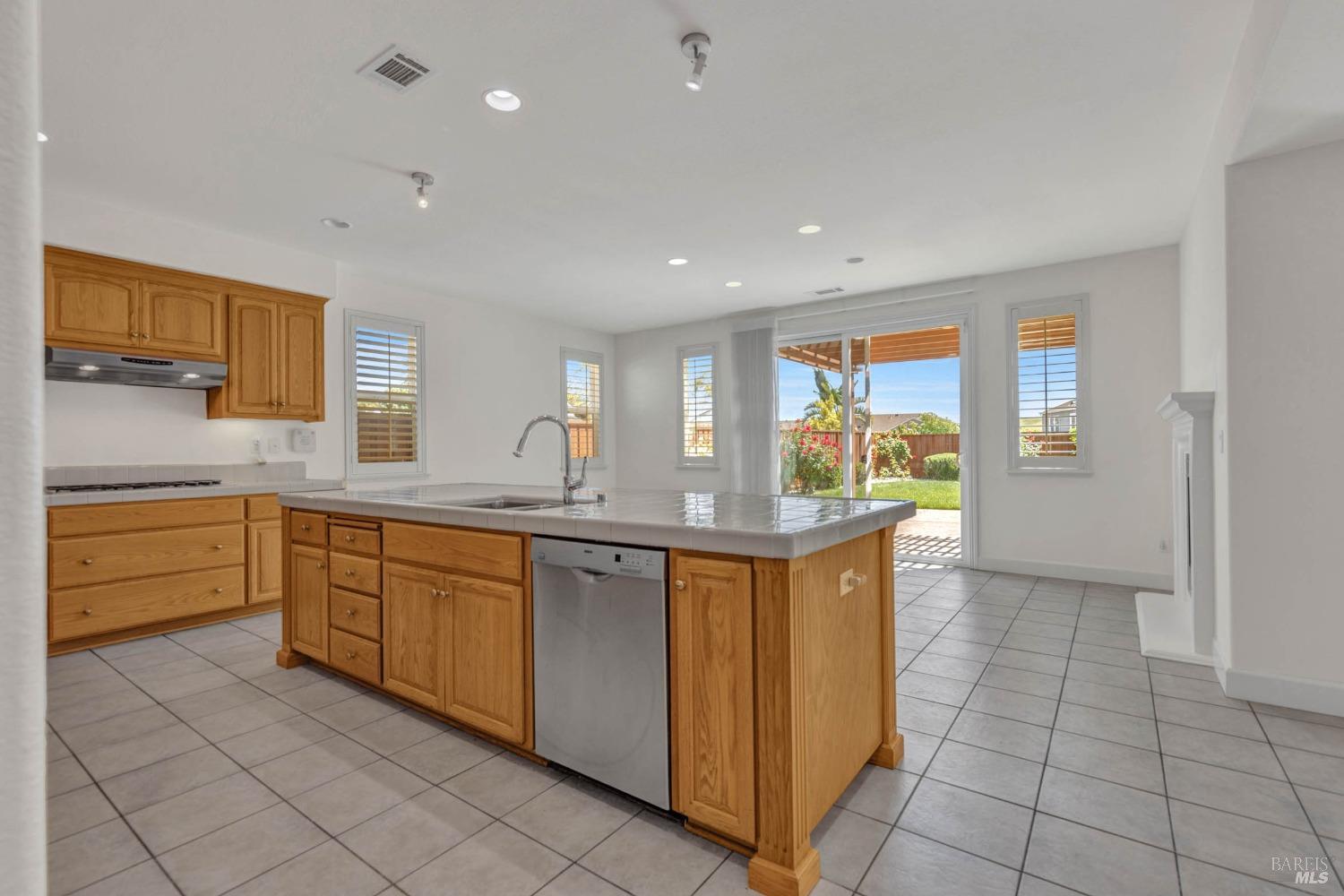 Detail Gallery Image 27 of 76 For 545 Lansing Cir, Benicia,  CA 94510 - 5 Beds | 4/1 Baths