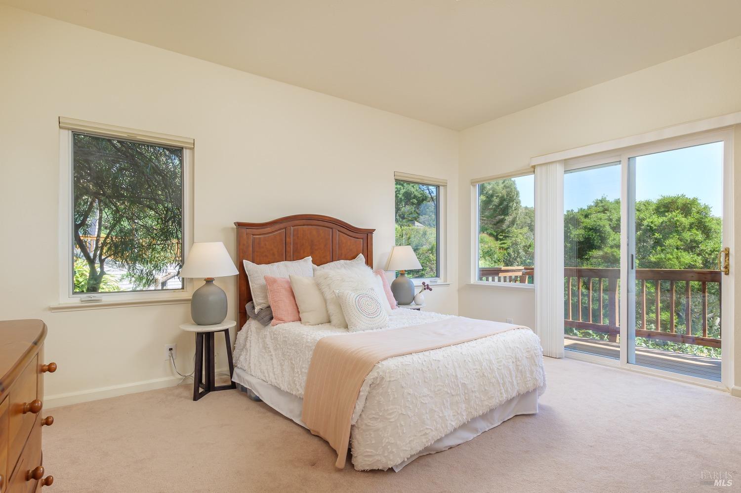 Detail Gallery Image 24 of 39 For 58 Inverness Dr, San Rafael,  CA 94901 - 4 Beds | 3/1 Baths