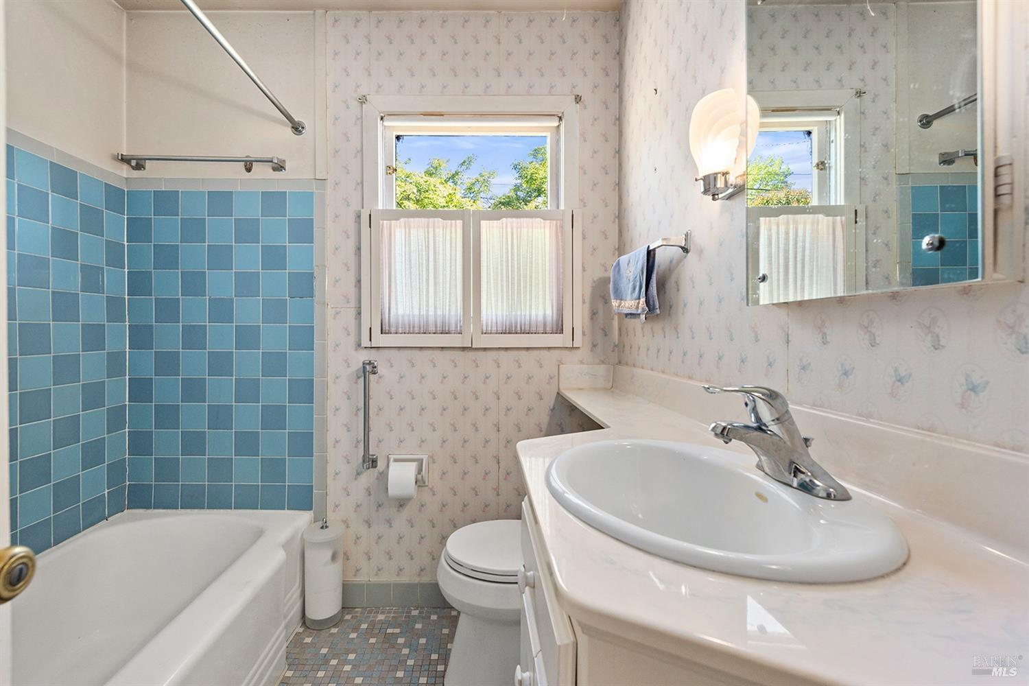 Detail Gallery Image 6 of 23 For 2716 Valley Center Dr, Santa Rosa,  CA 95405 - 3 Beds | 1 Baths