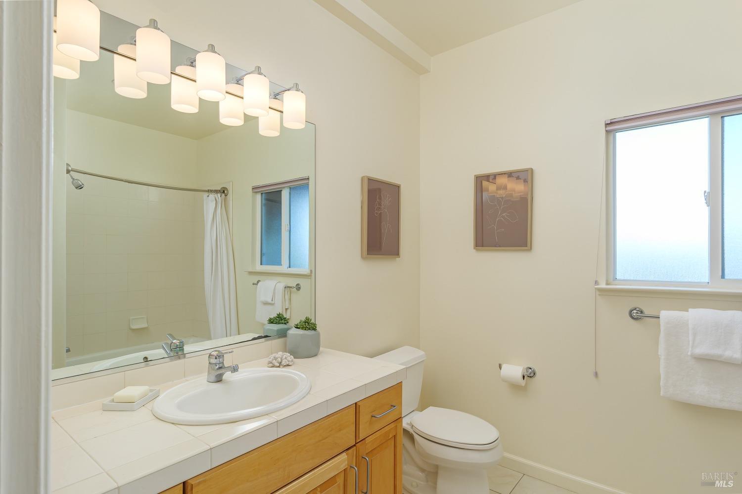 Detail Gallery Image 25 of 39 For 58 Inverness Dr, San Rafael,  CA 94901 - 4 Beds | 3/1 Baths
