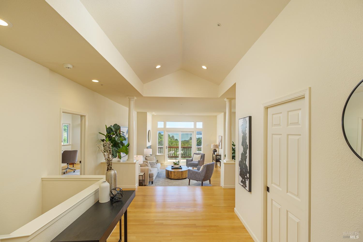 Detail Gallery Image 5 of 39 For 58 Inverness Dr, San Rafael,  CA 94901 - 4 Beds | 3/1 Baths