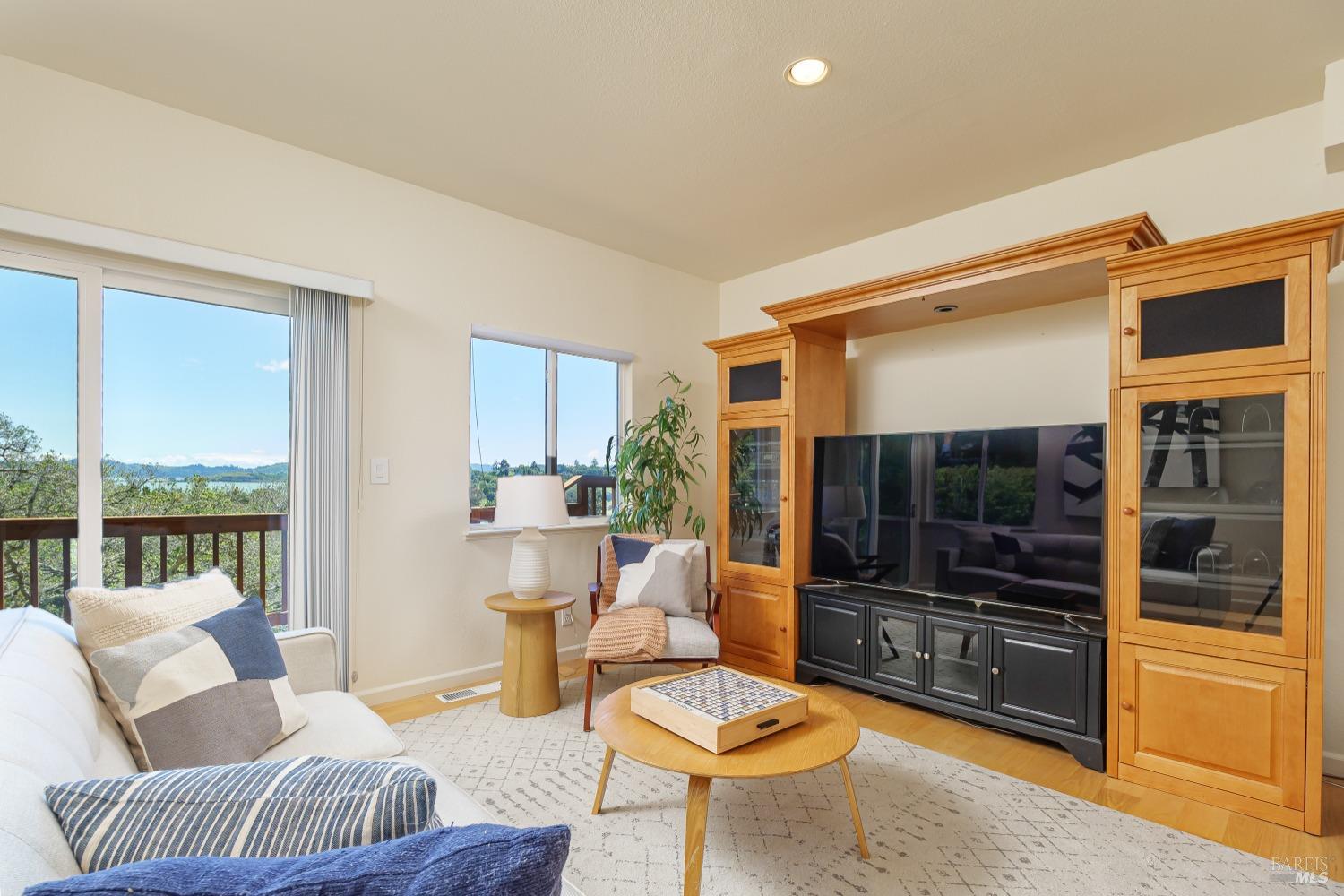 Detail Gallery Image 22 of 39 For 58 Inverness Dr, San Rafael,  CA 94901 - 4 Beds | 3/1 Baths