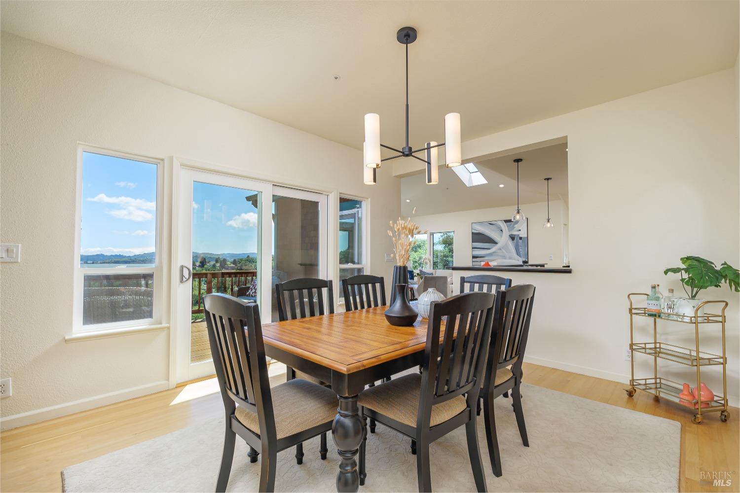 Detail Gallery Image 9 of 39 For 58 Inverness Dr, San Rafael,  CA 94901 - 4 Beds | 3/1 Baths