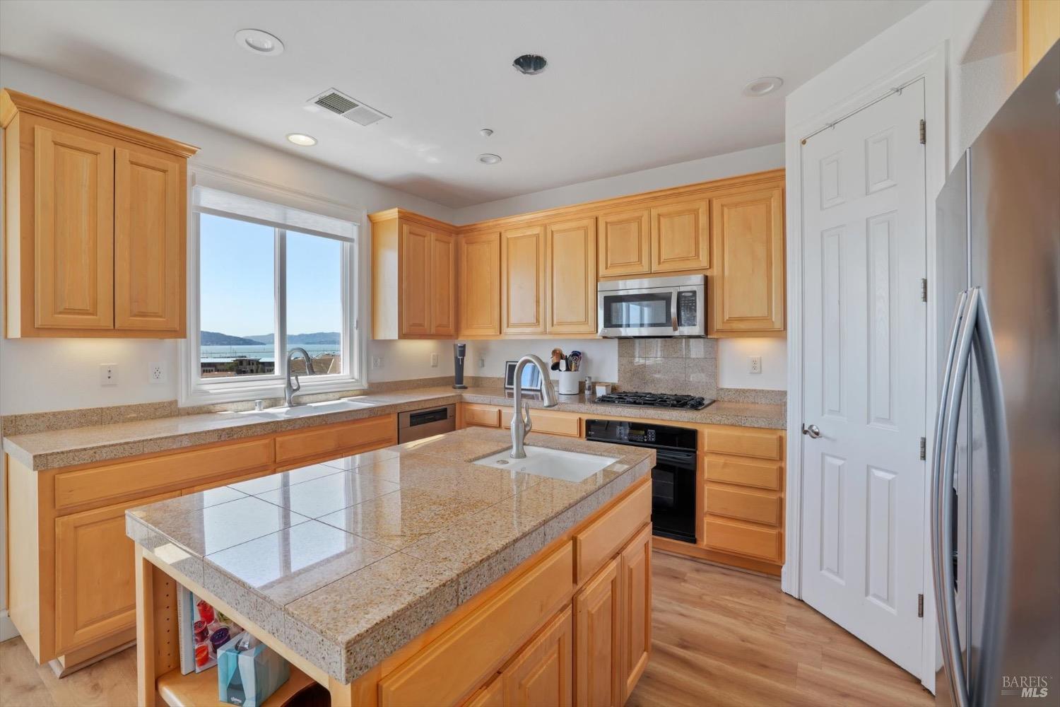 Detail Gallery Image 12 of 66 For 212 Seaview Dr, Richmond,  CA 94801 - 3 Beds | 2/1 Baths
