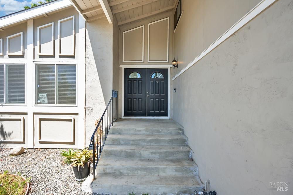 Detail Gallery Image 4 of 45 For 369 Arlington Cir, Fairfield,  CA 94533 - 4 Beds | 2/1 Baths