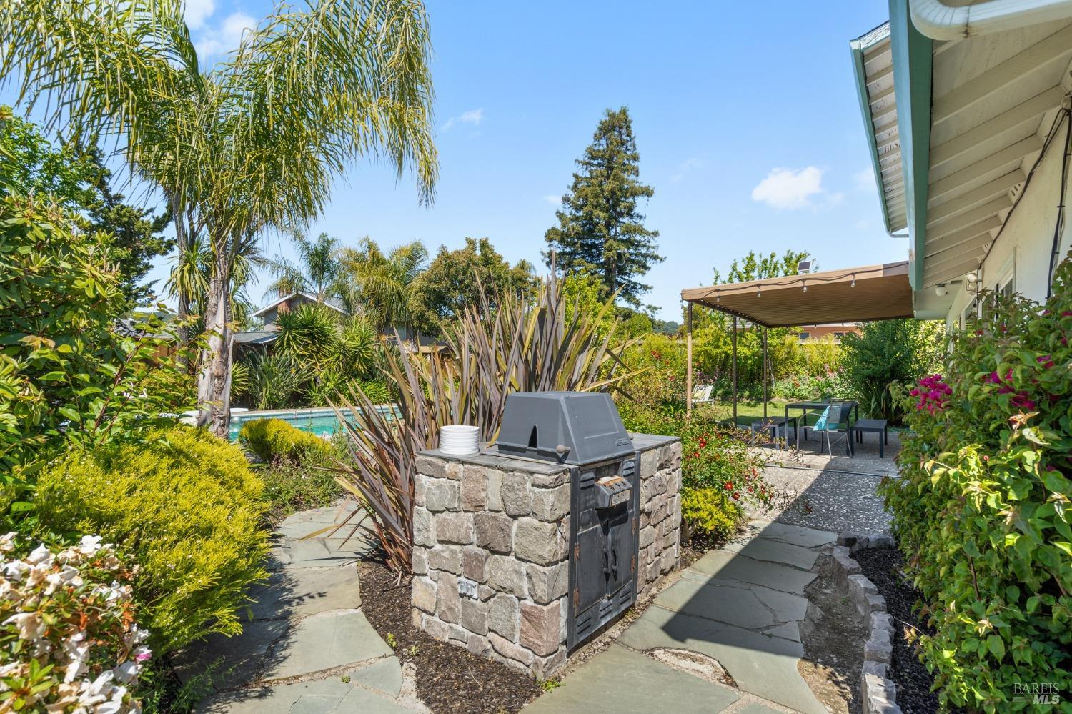 Detail Gallery Image 33 of 39 For 390 San Luis Way, Novato,  CA 94945 - 3 Beds | 2/1 Baths